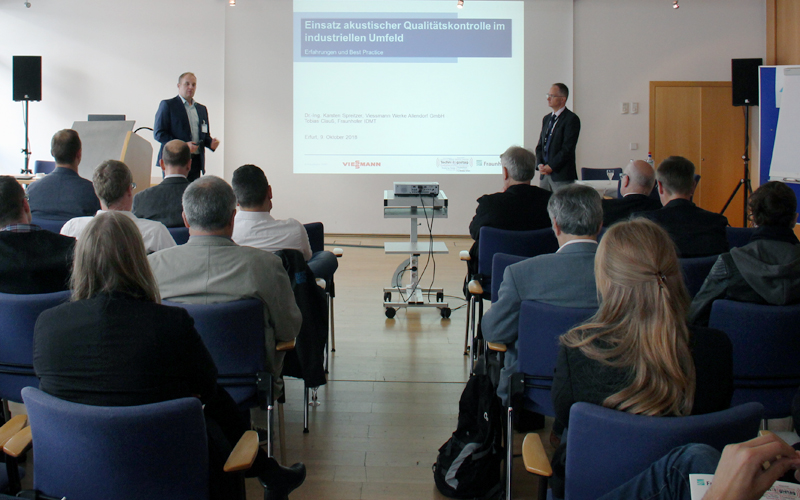 Karsten Spreitzer (Viessmann) und Tobias Clauß (Fraunhofer IDMT) präsentieren erste Ergebnisse des gemeinsamen Projekts. 