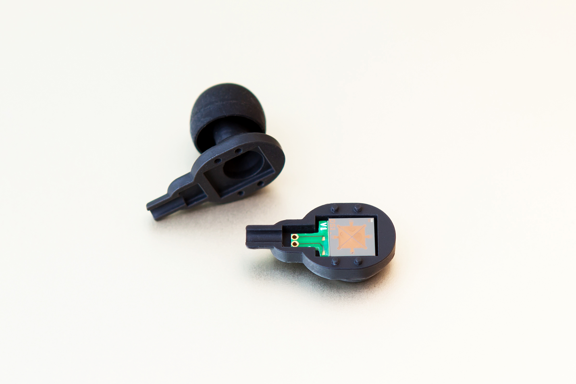 In-ear headphone with microchip speaker 