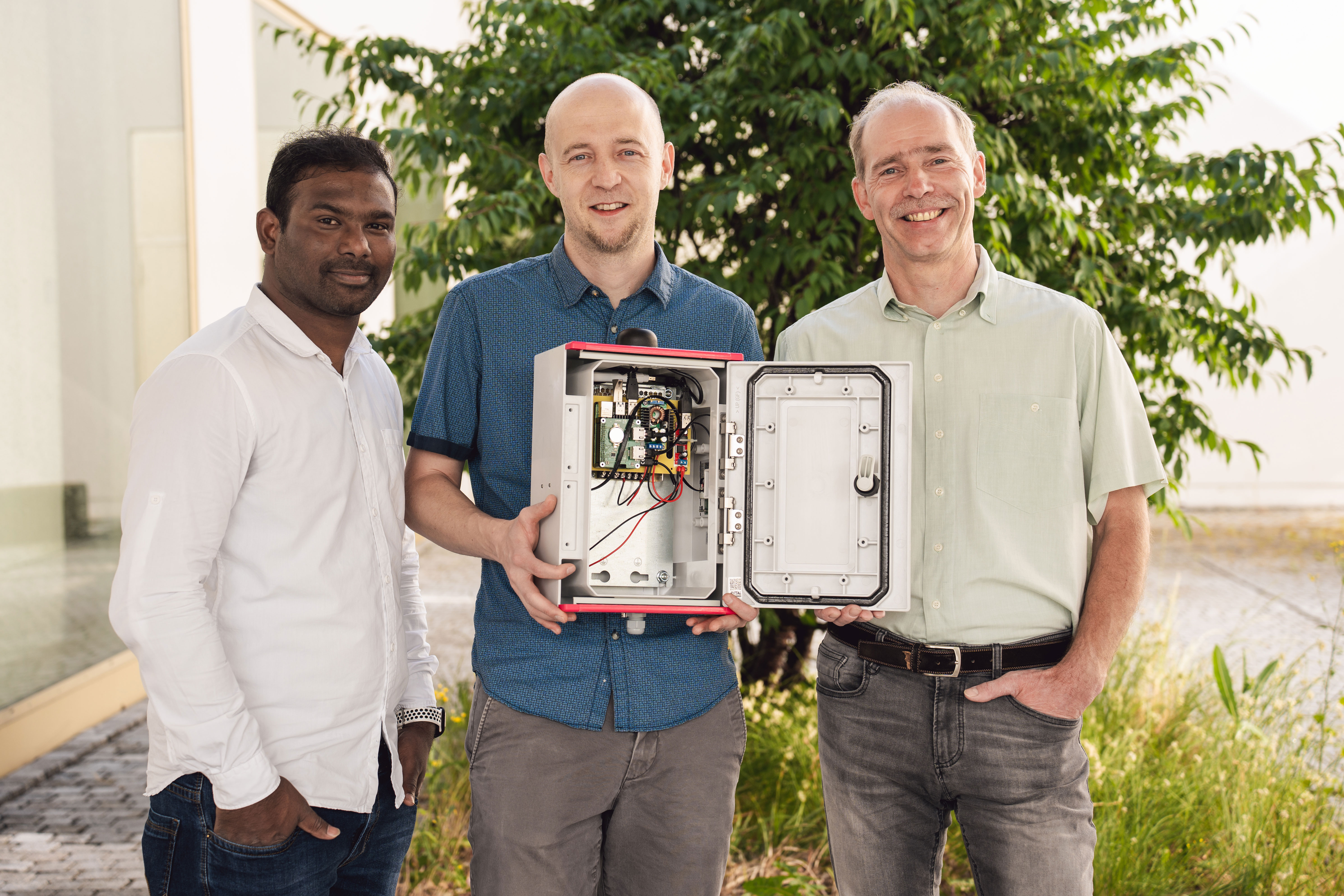 Image shows the developers from Fraunhofer IDMT and IMMS who designed the sensor boxes.