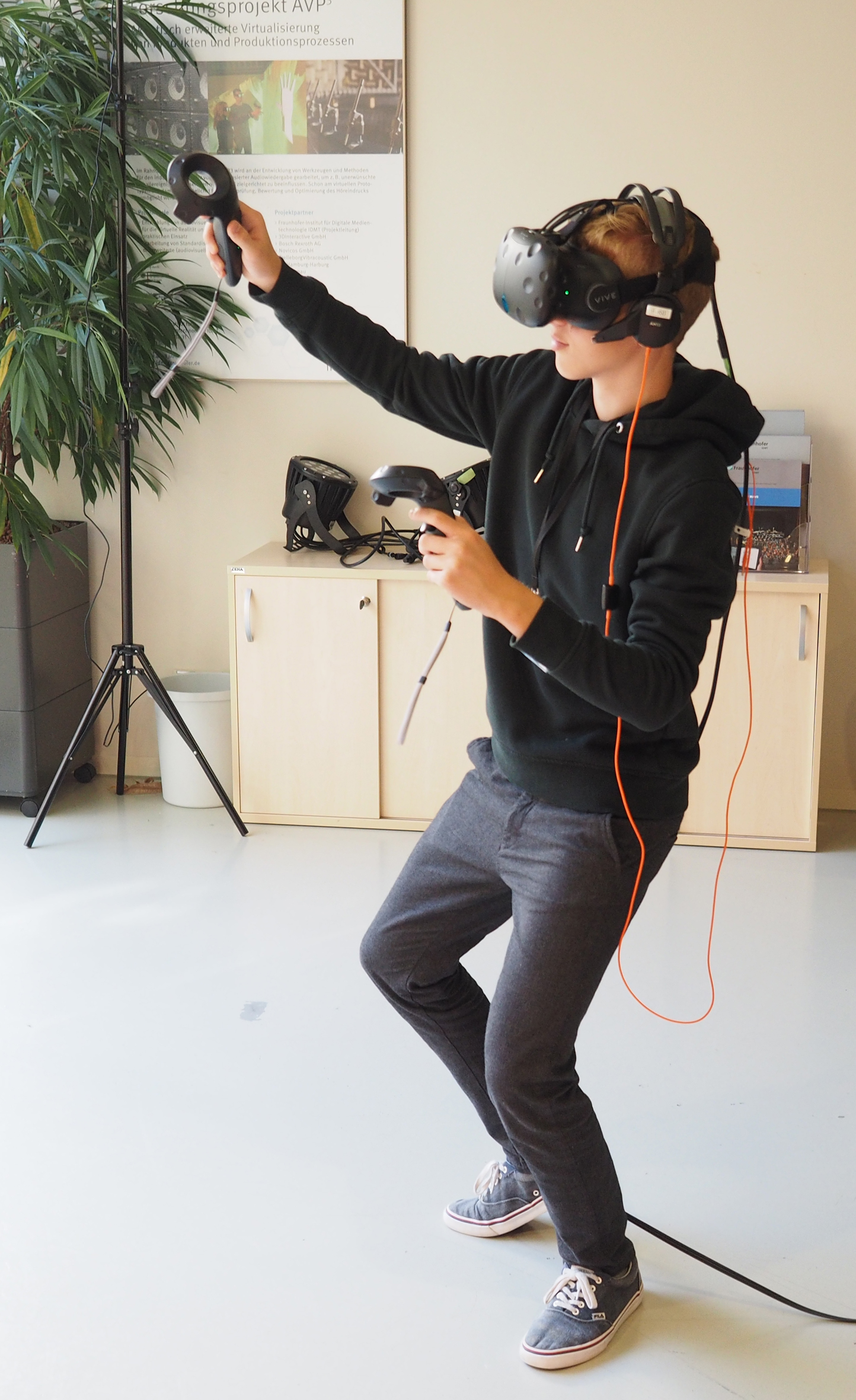Teilnehmer testet VR-Computerspiel