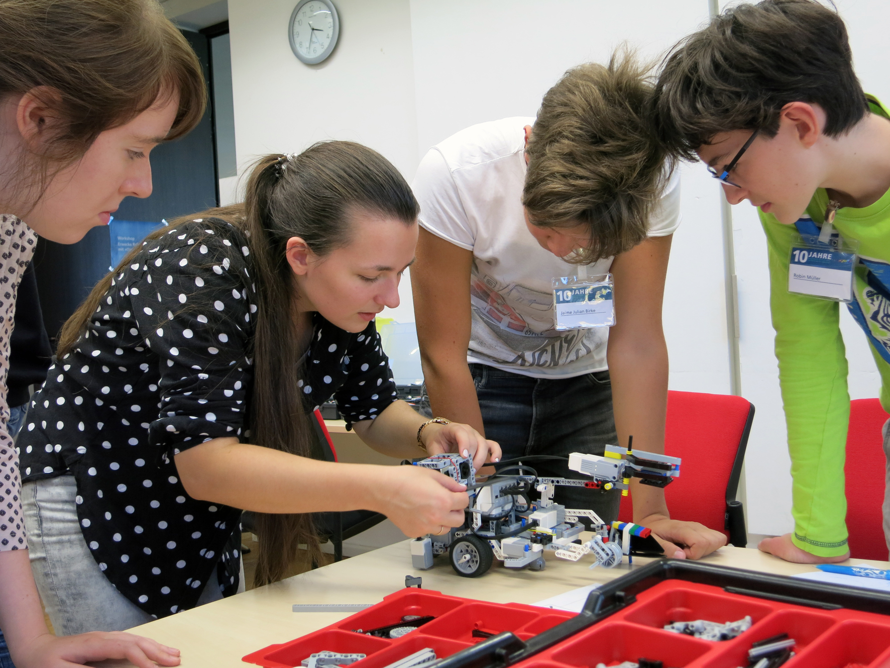 Roboter programmieren bei der Talent-School des Fraunhofer IDMT