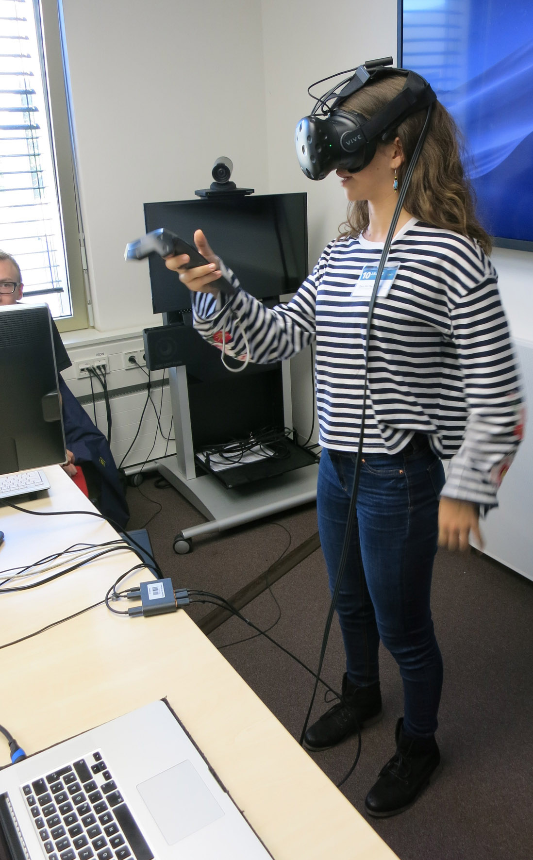 Talent-School-Teilnehmerin testet VR-Spiel.
