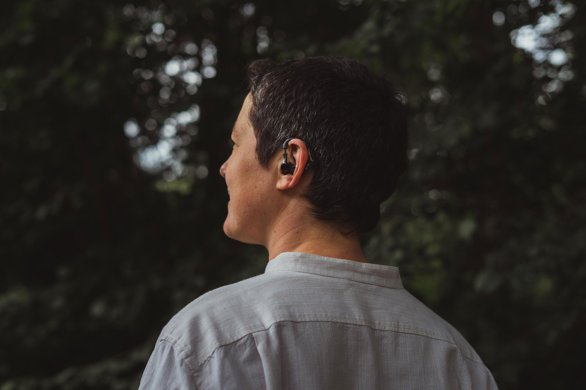 Der Im-Ohr-Sensor der Cosinuss GmbH kann wie ein Sport-Kopfhörer im Ohr befestigt werden, misst kontinuierlich verschiedene Vitalparameter und wird im Projekt »MOND« durch die Komponente der EEG-Erfassung erweitert. 