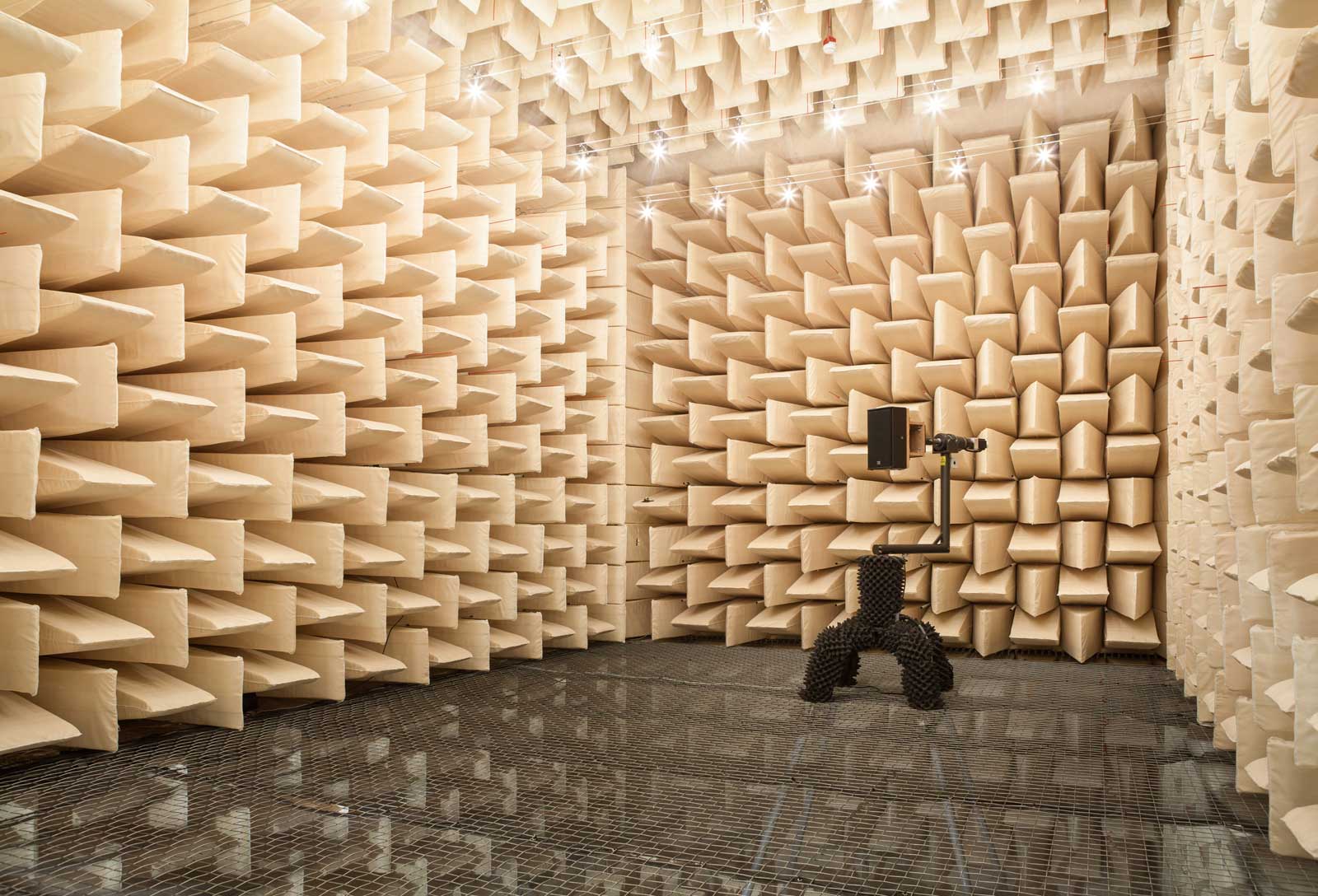 Reflexionsarmer Raum mit Messaufbau am Fraunhofer IDMT