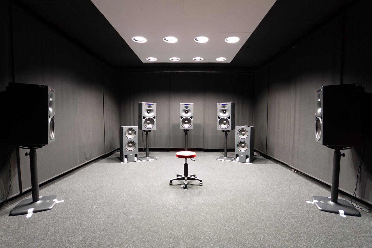Messlabor mit Lautsprechern und Hocker in der Mitte