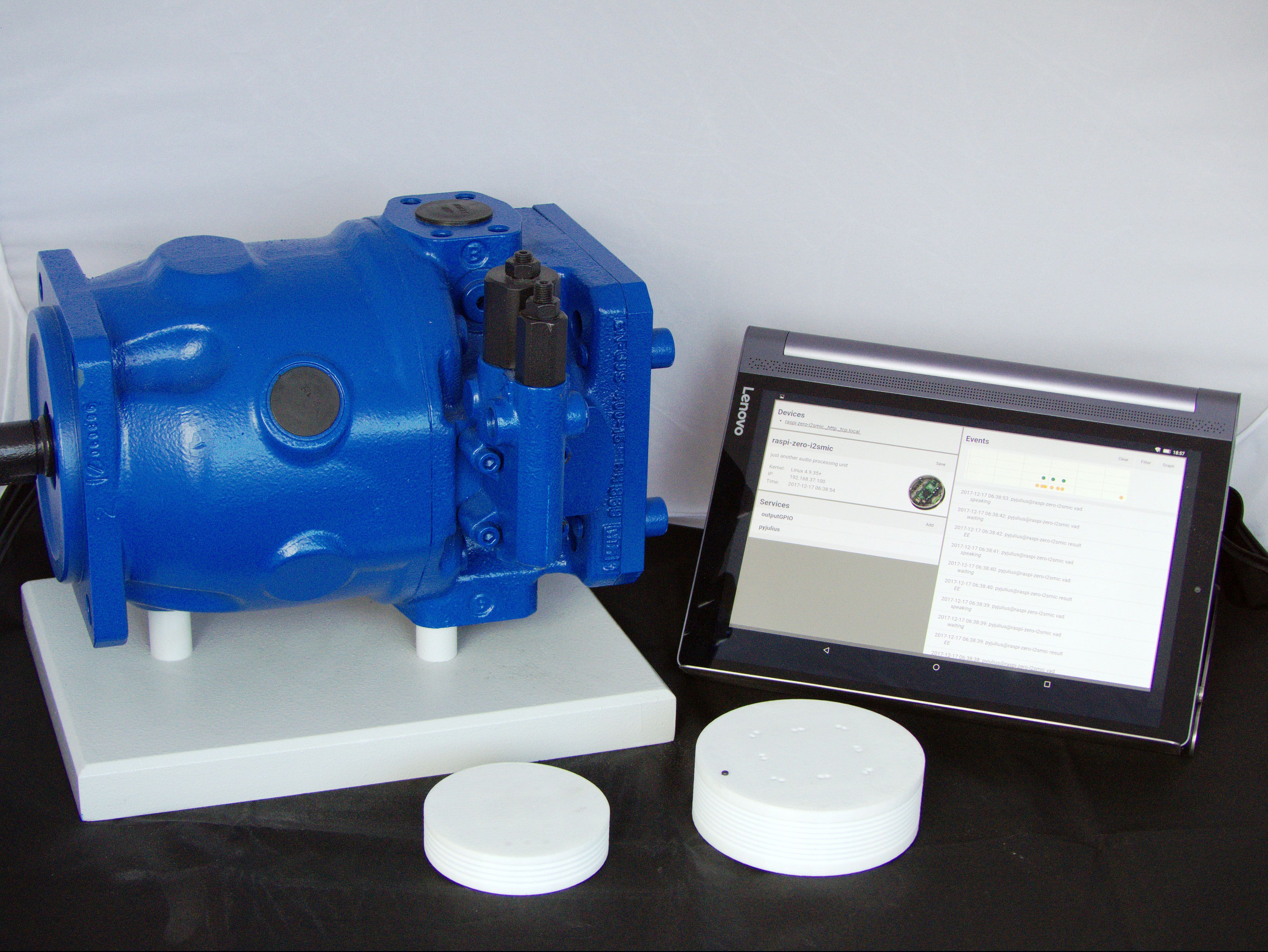 Demonstrator Hanover Messe 2018: configured wireless sensor nodes (in the foreground) send status messages of the axial piston pump (left) to a tablet.