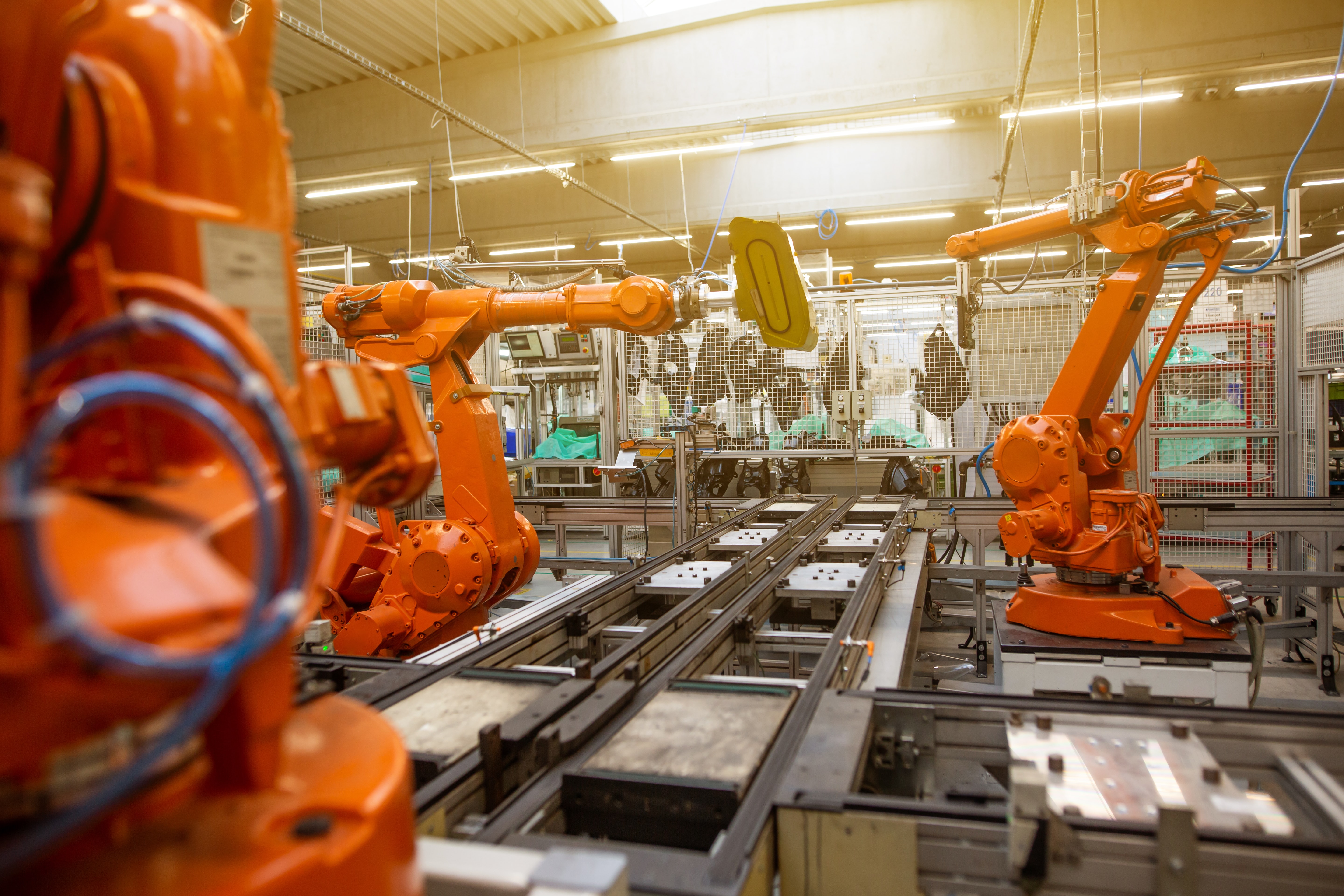 Industrieroboter arbeiten am Fließband